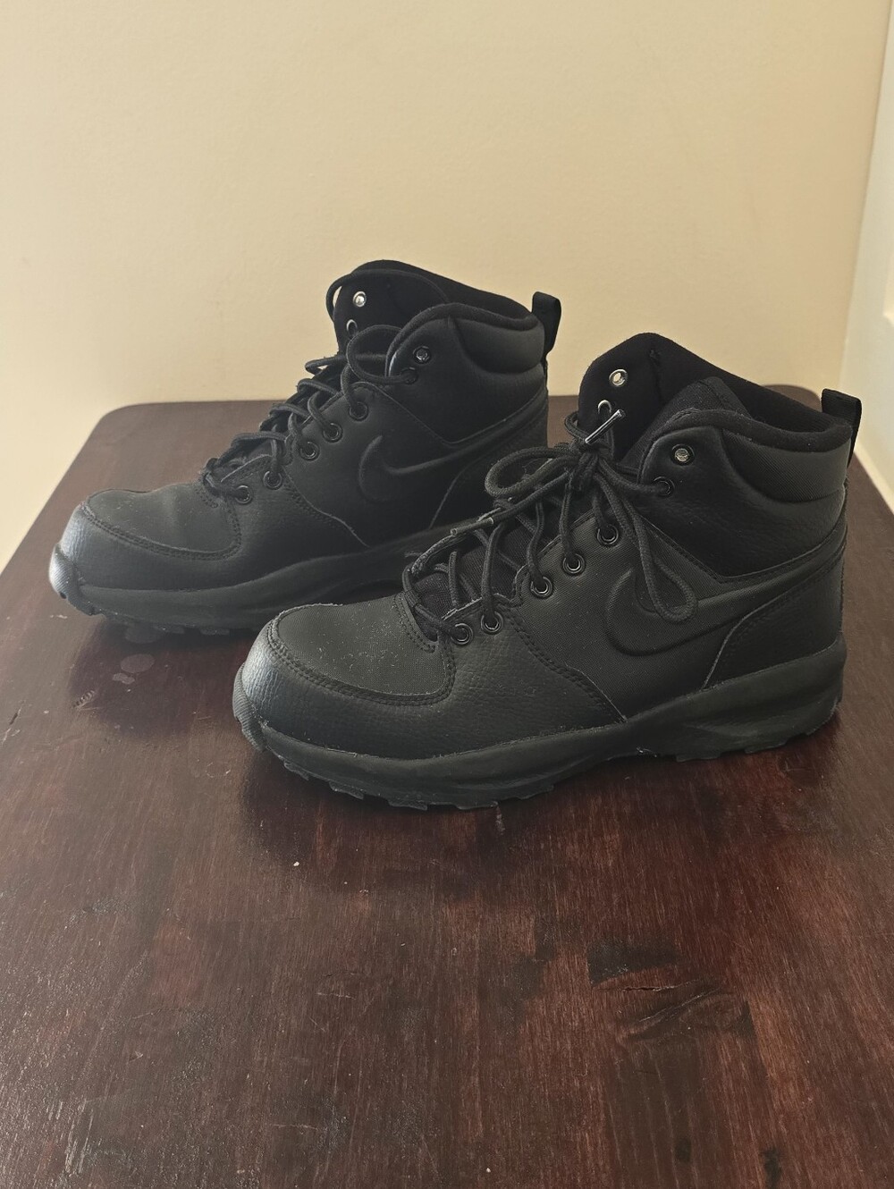 Nike Manoa Leather Triple Black Kids Sneaker Boots – Size 6Y (Women's 7.5)